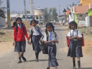 enfants sur le chemin de l'école globalong