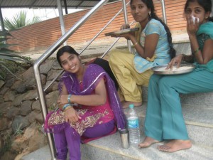 femmes a Bangalore globalong