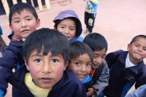 Groupe d'enfants au Perou avec Charlotte et Globalong