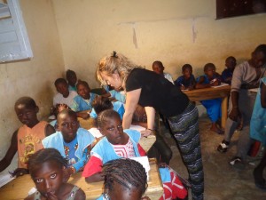 Enfants et bénévole au Sénégal avec Globalong