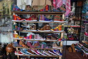 vente de chaussures colorés au P2rou Globalong excursion Amérique latine