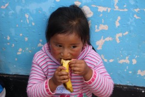 Pause goûter pour les péruviens qui sont à l'école Globalong