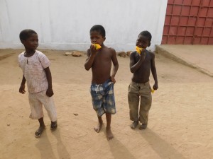 Enfants qui mangent - Togo- GlobAlong