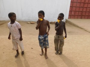 Enfants qui mangent - Togo- GlobAlong