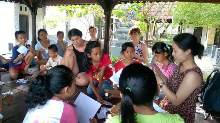 Mission humanitaire en Indonésie aidant les communautés locales et découvrant la culture indonésienne