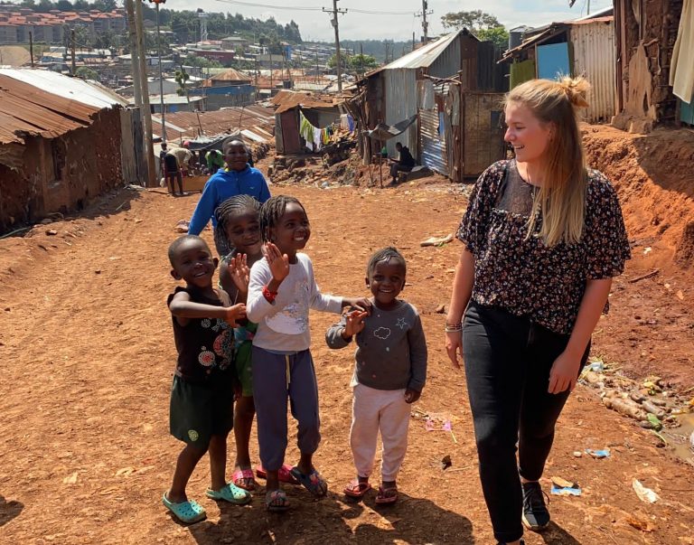 Découvrez pourquoi l'importance de l'engagement des volontaires chez Globalong : leur impact sur les projets humanitaires en 2025