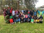 Volontaire participant à une mission humanitaire de courte durée en 2024, enseignant des enfants dans une école