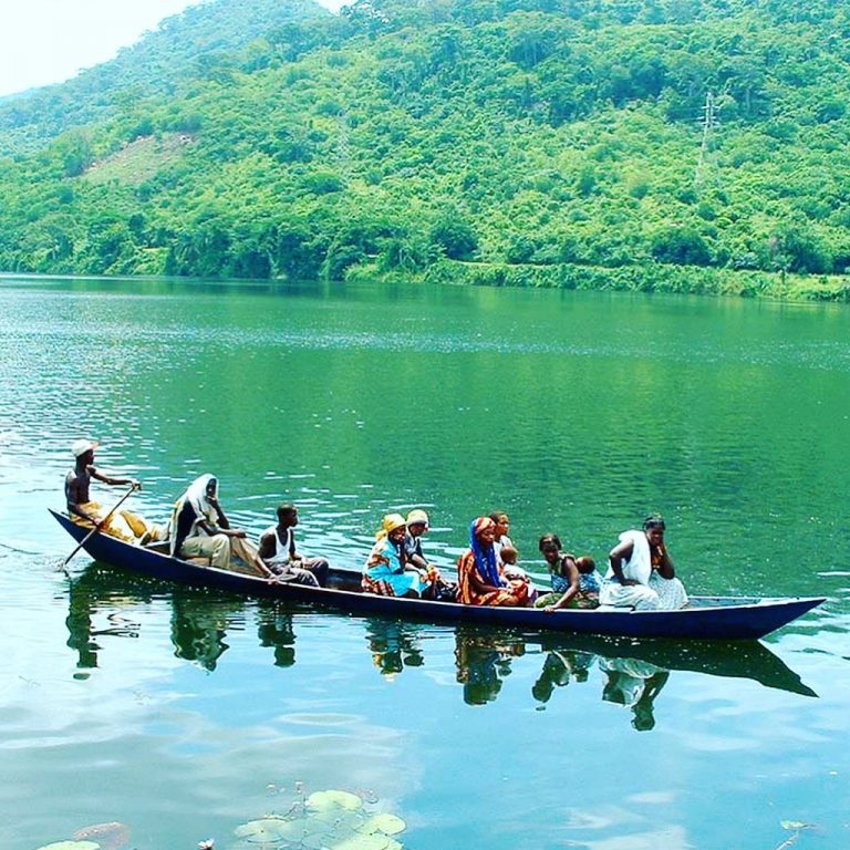 Pirogue sur un lac Asie - volontariat international