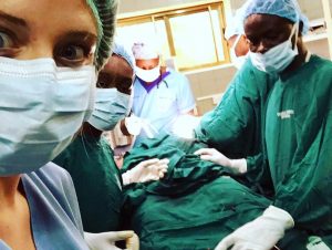 Des bénévoles assistant des communautés lors d'un voyage humanitaire.
