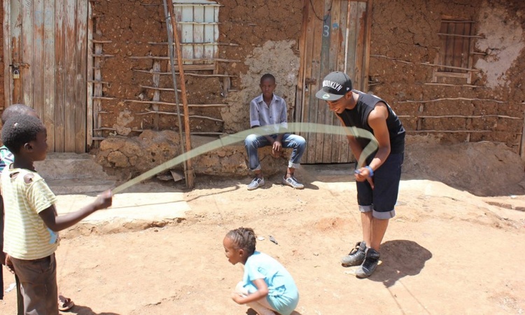 Jeunes participant à une mission humanitaire et un stage dans un village rural.