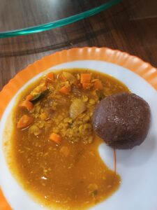 Le gingembre : il soutient la digestion et limite les nausées. Le charbon actif : utile en cas d’inconfort ou d’ingestion douteuse. Les tisanes locales : elles apaisent le système digestif.