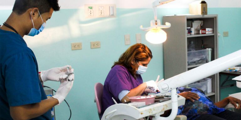 Stage soins dentaire - Stagiaire dans un cabinet dentaire