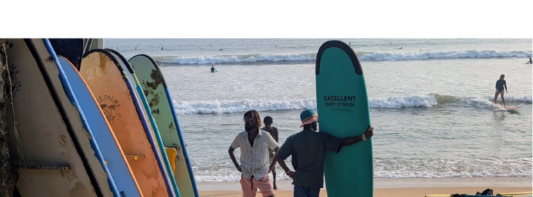 Mal du pays en mission humanitaire - surfer sur la plage Sri Lanka