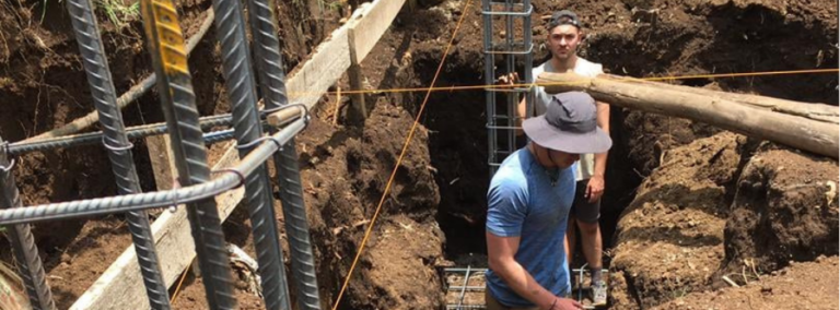 Ferraillage des fondations sur un chantier : bénévoles et équipe locale au travail