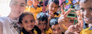 Mission auprès d’enfants : photo de groupe dans une salle de classe