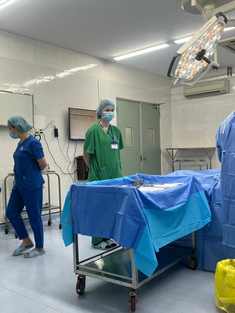 Stage etudiant en medecine a l'etranger - salle d'opération au Vietnam