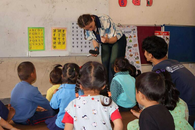 quel type de mission humanitaire choisir - Bénévole Globalong en mission éducative