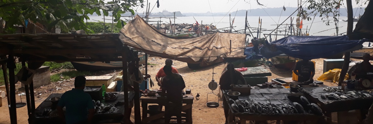 mission volontaire sur une plage en Asie