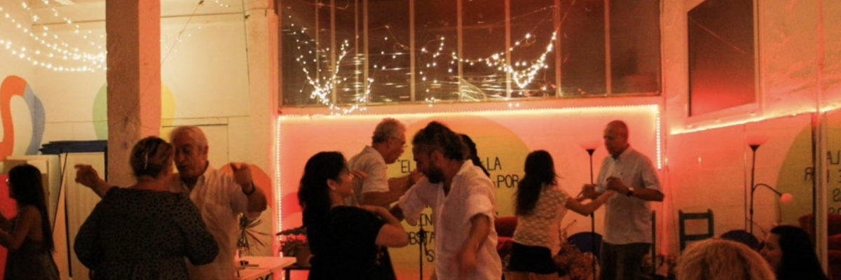 Atelier communautaire à Barcelone dans le cadre de la mission humanitaire Bénévoles apprenant l'espagnol avec les membres de la communauté de Barcelone