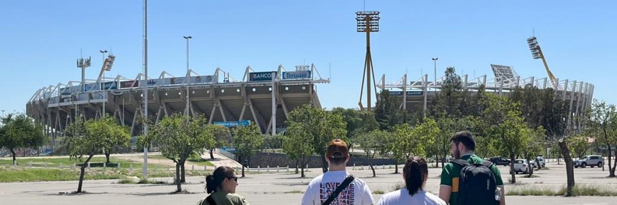 Bénévoles de Globalong se dirigeant vers le stade de Cordoba, Argentine Groupe de bénévoles de Globalong marchant vers le stade de Cordoba, Argentine, par une journée ensoleillée, prêts pour une activité sportive.