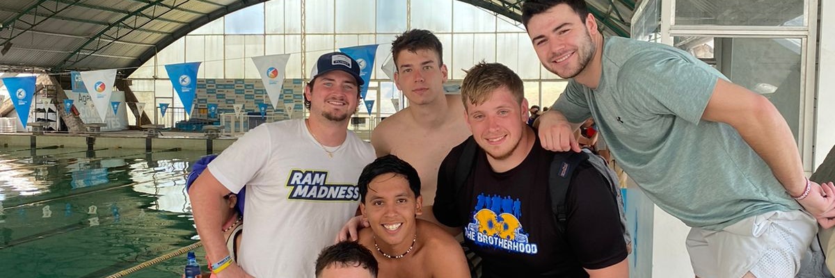 Volontaires de Globalong à la piscine de Cordoba, Argentine, après une activité sportive Groupe de volontaires souriants de Globalong posant au bord d'une piscine couverte à Cordoba, Argentine, après une activité sportive aquatique.