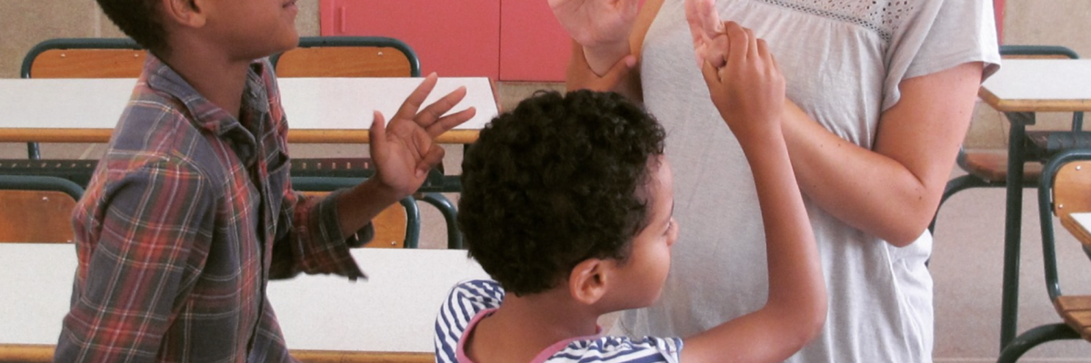 Bénévoles créant des moments joyeux avec des activités récréatives pour les enfants défavorisés à Rabat