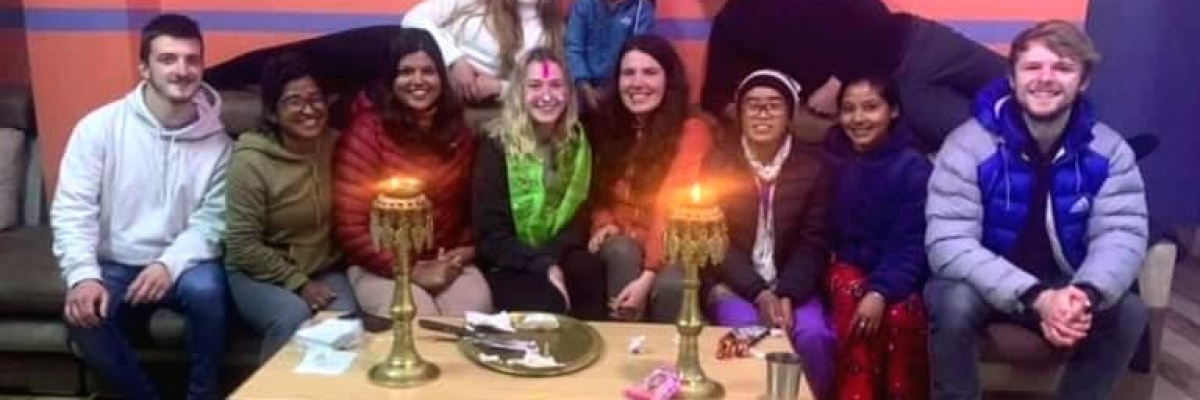 Bénévoles Globalong au Népal partageant une soirée chaleureuse avec leur famille d’accueil Mission de bénévolat en ostéopathie au Népal – bénévoles Globalong partageant un moment convivial avec leur famille d’accueil locale