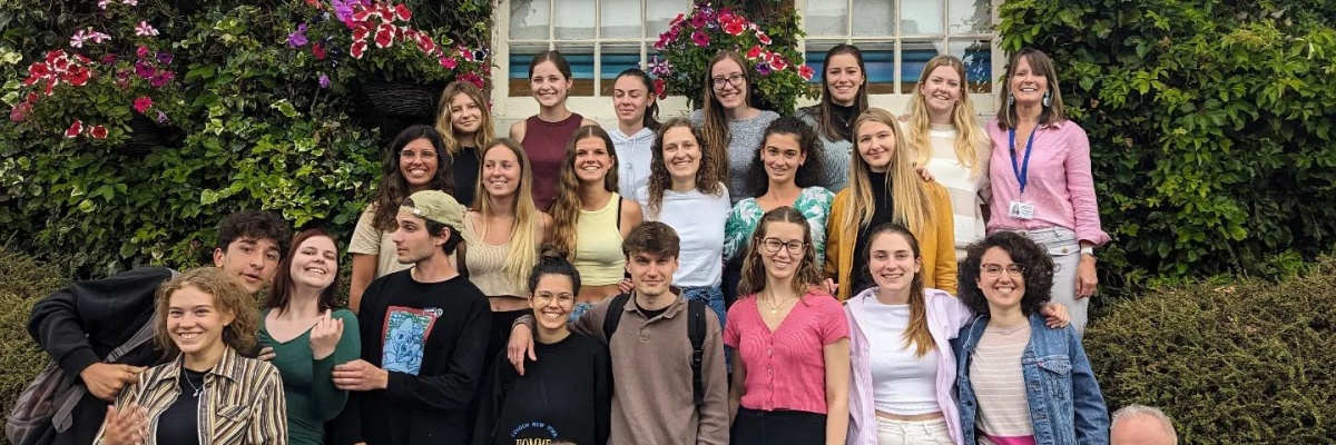 Étudiants en séjour linguistique à Ramsgate – cours d’anglais en immersion Groupe d’étudiants internationaux devant l’école de langue à Ramsgate, Angleterre