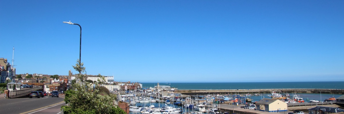 Ramsgate et son port – destination balnéaire pour apprendre l’anglais Vue sur le port de Ramsgate en Angleterre, idéale pour un séjour linguistique en bord de mer