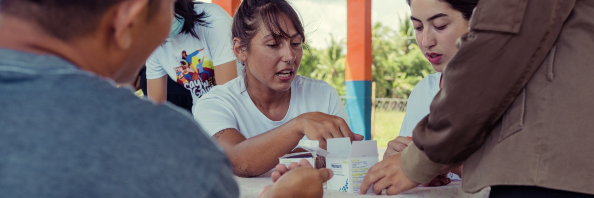 Atelier de sensibilisation à la santé lors d'une mission humanitaire Globalong en clinique rurale