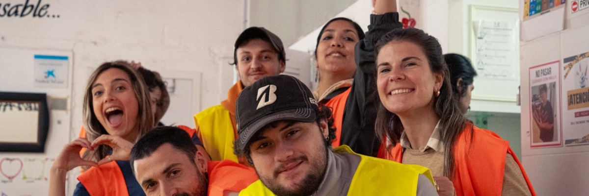 Bonne humeur des bénévoles internationaux pendant une mission solidaire auprès d'enfants polyhandicapés bénévolat solidaire auprès d'enfants en situation de polyhandicap – joie des volontaires internationaux