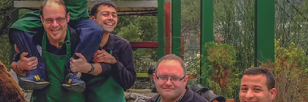 jeunes adultes en situation de handicap travaillant ensemble dans un restaurant solidaire