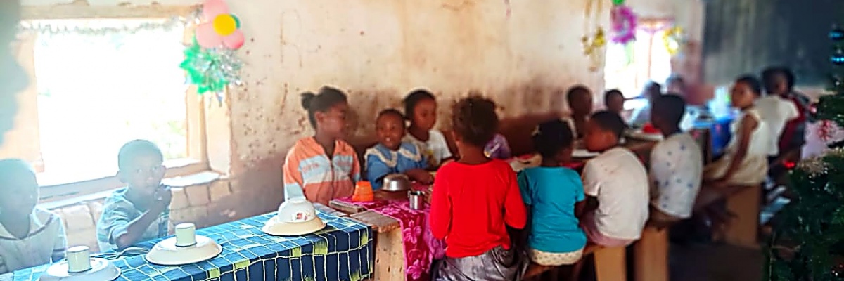 enfants réunis dans une école lors d’un repas collectif dans le cadre d’une mission humanitaire en Afrique