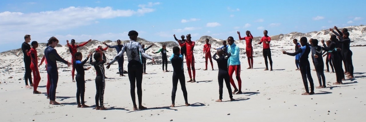 Jeunes participant à une activité de surf au Cap en Afrique du Sud