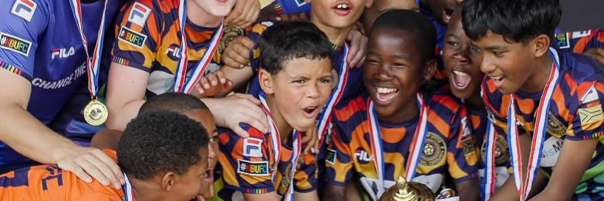 Encadrement de jeunes lors d'une activité de football en Afrique du Sud