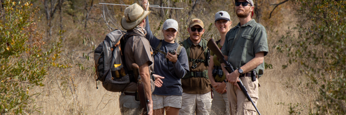 Équipe de rangers et participants lors d'une mission de suivi de la faune sauvage en Afrique du Sud