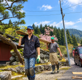 Deux bénévoles participent à la récolte de légumes dans une ferme au Japon lors d'une mission d'écovolontariat.