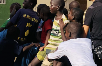 Bénévole en mission humanitaire protection des enfants des rues au Sénégal 