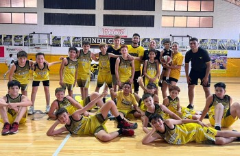 Équipe de jeunes joueurs de basket à Cordoba, Argentine, encadrés par des bénévoles du programme sportif de l'association Globalong.