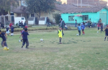 Stage dans une école football pour enfants à Cusco. 