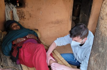 Volontaire en mission de bénévolat en ostéopathie au Népal offrant des soins de terrain mission-benevolat-osteopathie-nepal-soins-locaux.jpg