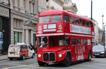 Bus rouge à impériale à Londres, symbole emblématique d’un séjour linguistique en Angleterre