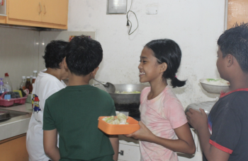 Distribution de repas sains aux enfants lors d’une mission de lutte contre la malnutrition avec Globalong Enfants recevant un repas équilibré dans le cadre d’une mission nutrition humanitaire Globalong