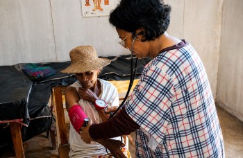 prise de tension par une soignante lors d’un stage médical humanitaire en Afrique dans un centre de santé rural Globalong