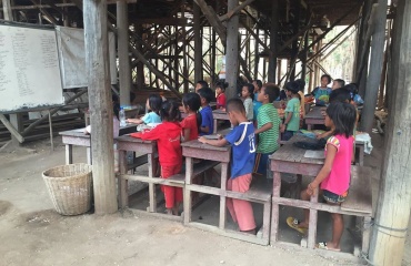 Classe d'enfants en cour de français au Cambodge