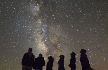 Bénévoles admirant les étoiles