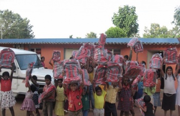 Distribution de cartables dans le sud de l'Inde