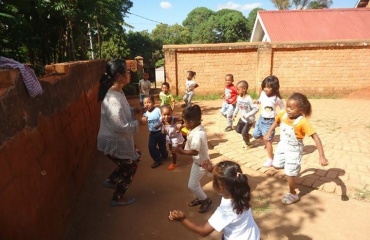 récréation pour les enfants de cette école malgache