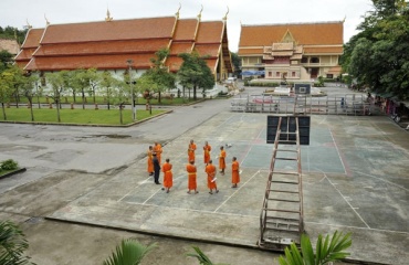Stage dans une école bouddhiste en Asie