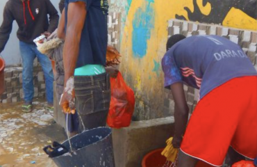 Bénévoles qui rénovent un centre d'accueil pour les talibés au Sénégal 